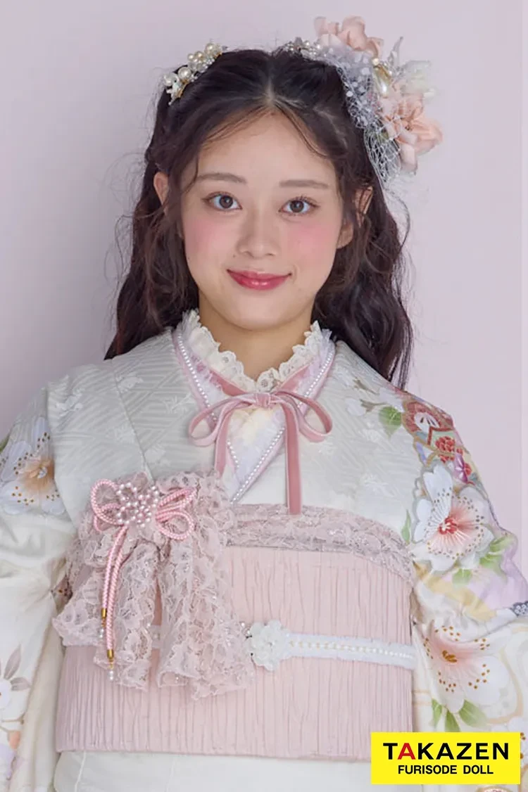 TAKAZENのレンタル振袖 最新作くすみカラーガーリー ピンク 古典柄 かわいい おしゃれ トレンド レース小物コーデ 佐藤不二子【通販可】27058