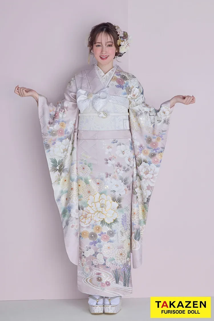 TAKAZENのレンタル振袖 最新作くすみカラー古典　薄ピンク/淡い色　東京レトロブランド振袖　牡丹柄　清楚　トレンド　周防ジゼル【通販可】27059