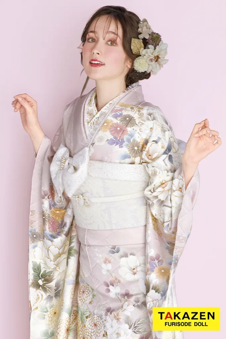 TAKAZENのレンタル振袖 最新作くすみカラー古典　薄ピンク/淡い色　東京レトロブランド振袖　牡丹柄　清楚　トレンド　周防ジゼル【通販可】27059
