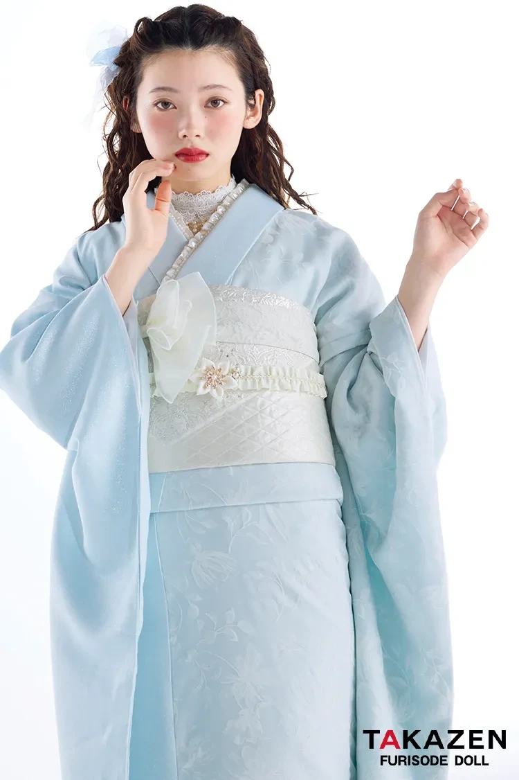 TAKAZENのレンタル振袖 最新作ヴィンテージスタイル　水色　すっきり　シンプル　きれいめ　スカッとした色合い　フロッキー生地　南琴奈【通販可】27061