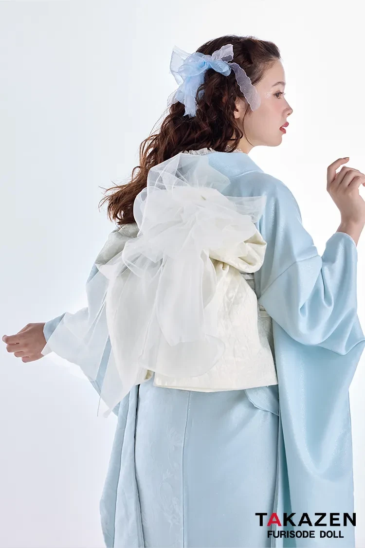 TAKAZENのレンタル振袖 最新作ヴィンテージスタイル　水色　すっきり　シンプル　きれいめ　スカッとした色合い　フロッキー生地　南琴奈【通販可】27061