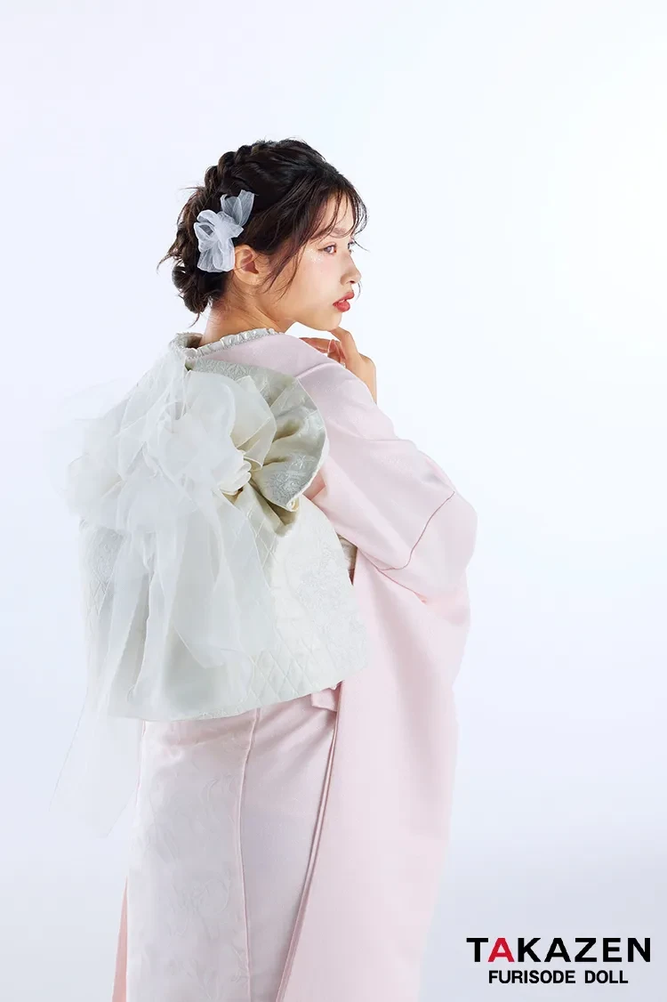 TAKAZENのレンタル振袖 最新作ヴィンテージスタイル　ピンク/淡い色　シンプル　かわいい　すっきり　フロッキー生地　谷田ラナ【通販可】27062