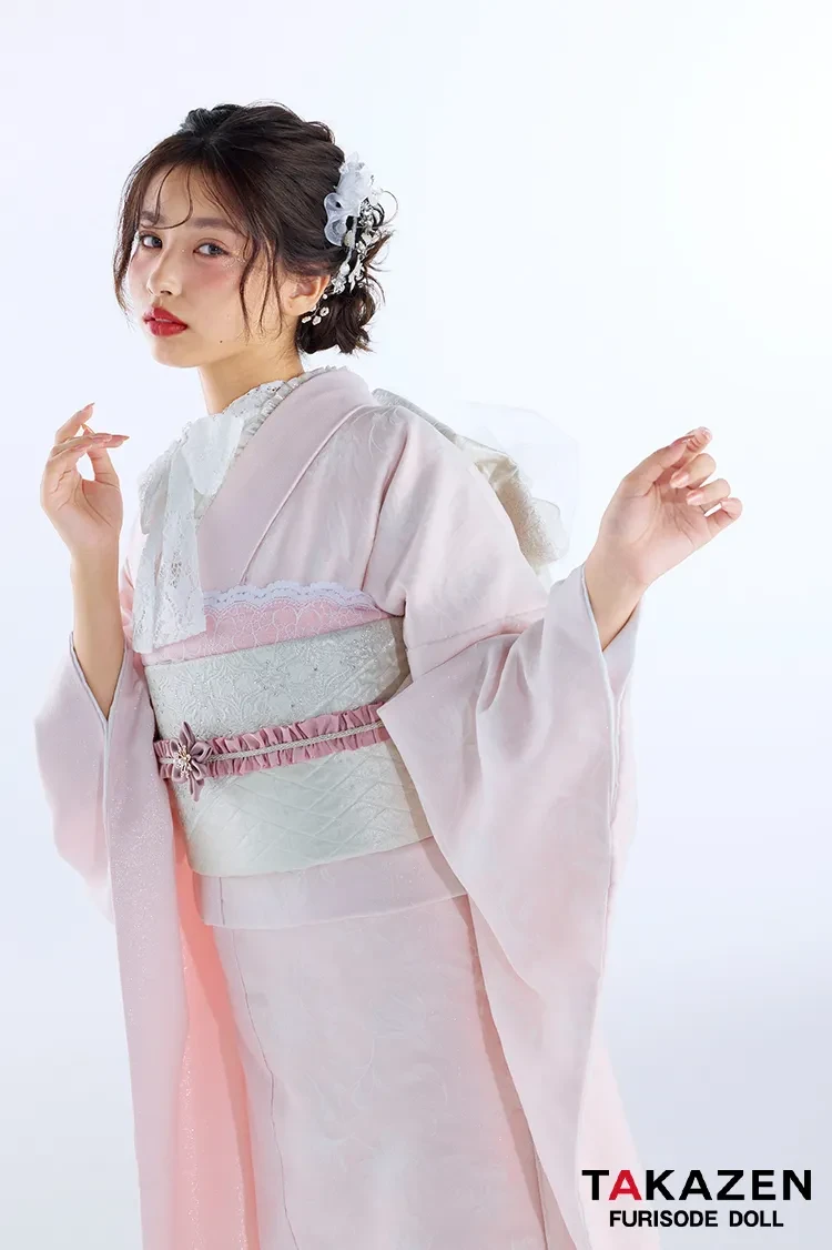 TAKAZENのレンタル振袖 最新作ヴィンテージスタイル　ピンク/淡い色　シンプル　かわいい　すっきり　フロッキー生地　谷田ラナ【通販可】27062
