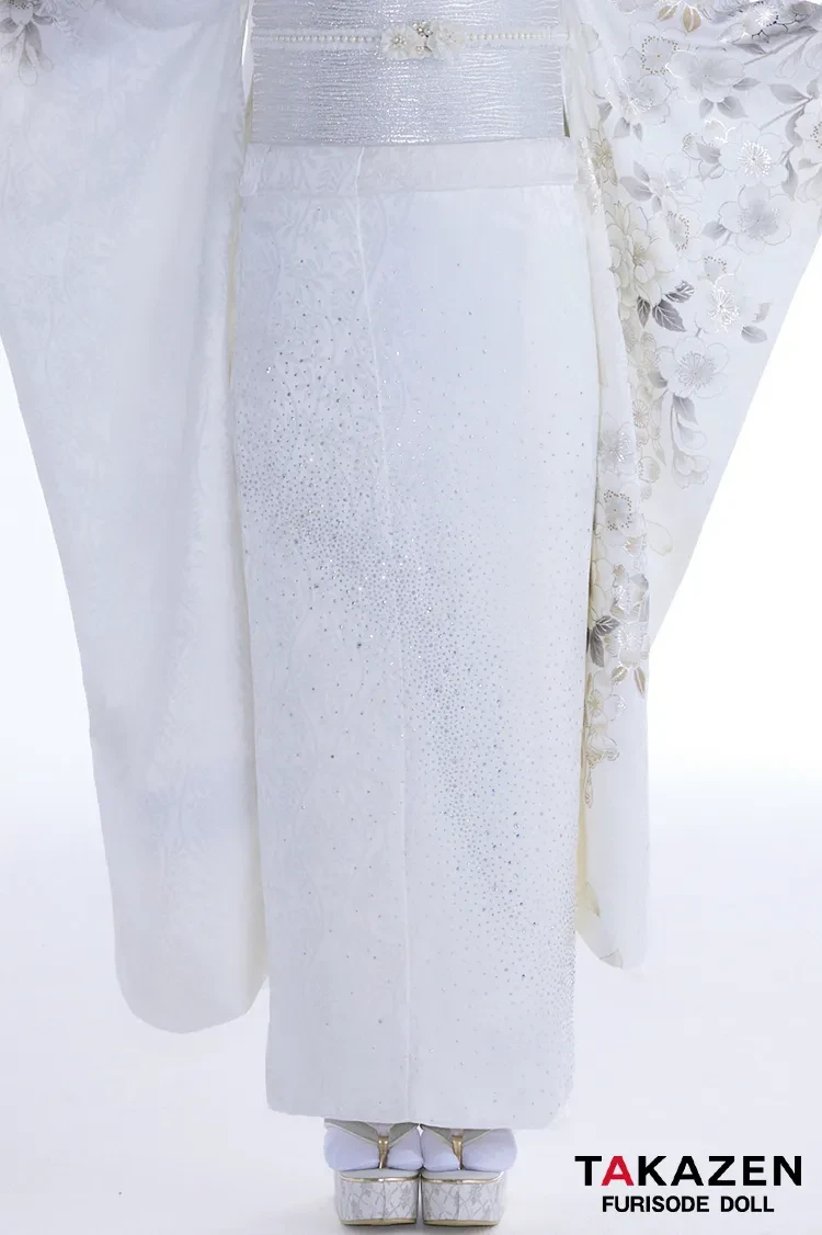 TAKAZENのレンタル振袖 最新作ヴィンテージスタイル 白/真っ白 シンプル きれいめ 無地/袖に柄有 キラキラグリッター 大人っぽい 南琴奈【通販可】27064