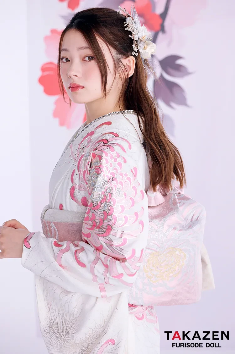 TAKAZENのレンタル振袖 最新作粋古典　白ピンク　乱菊柄/大柄　最高級金彩刺繍友禅　すっきり　きれいめ　シンプル　大人っぽい　スワロフスキー付き　タカゼンオリジナル　南琴奈【通販可】27066