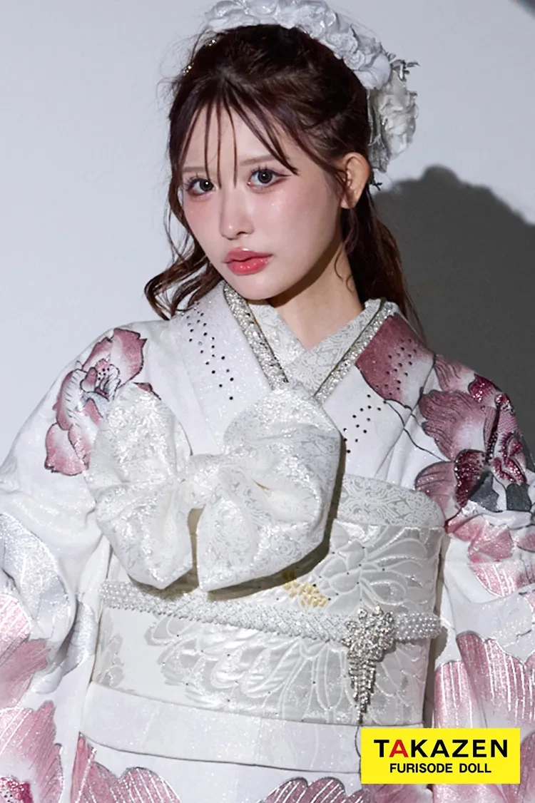 TAKAZENのレンタル振袖 最新作モード　白ピンク　薔薇柄/大柄　一番派手　目立つ　かわいい　姫ギャル　キラキラスワロフスキー付き　タカゼンオリジナル　伊藤桃々【通販可】27070