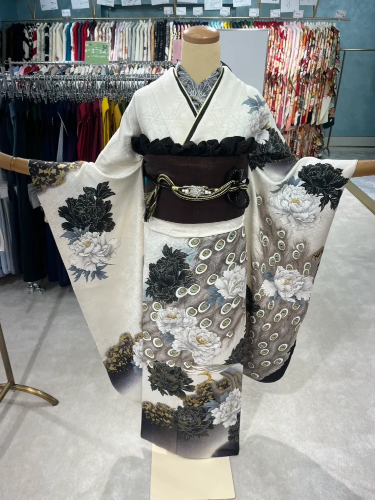 振袖レンタル　成人式　なんば　心斎橋　天王寺　大阪　人気タカゼンオリジナルジャパンモード孔雀柄黒色