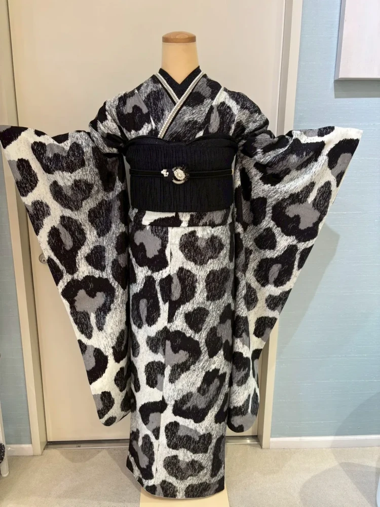 成人式　振袖レンタル　大阪　堺　モノトーン　ヒョウ柄　黒　グレー　ブーツスタイル