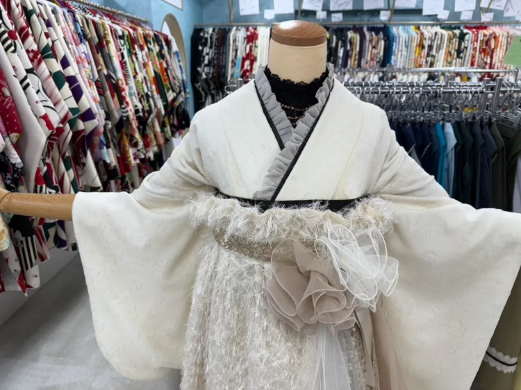 前撮り　袴　撮影会　大阪　なんば　心斎橋　人気くすみカラー　白/オフホワイト　ドレス袴　シャギー素材　洋風　ガーリー　かぶらない　ブーツスタイル　かわいい