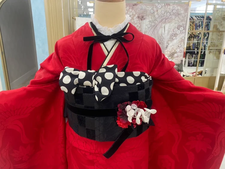 振袖レンタル　成人式　なんば　心斎橋　天王寺　大阪　人気赤無地鶴柄赤色の振袖TAKAZEN心斎橋店可愛い