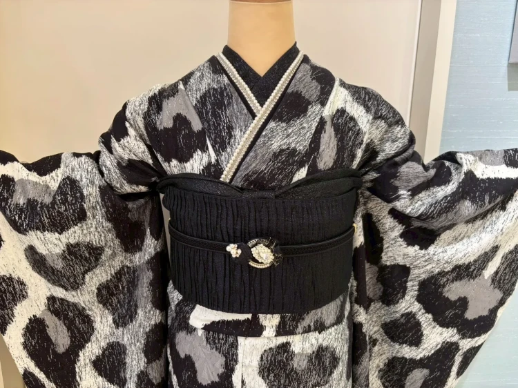 成人式　振袖レンタル　大阪　堺　モノトーン　ヒョウ柄　黒　グレー　ブーツスタイル