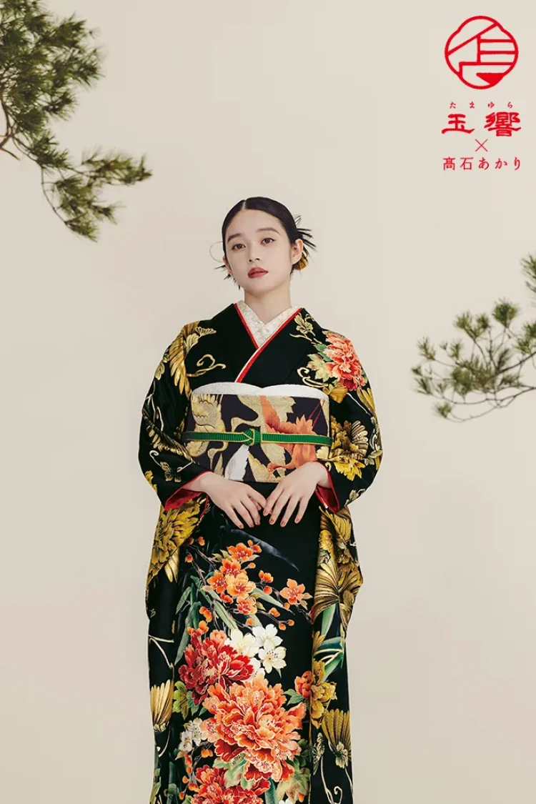 TAKAZENのレンタル振袖 玉響×髙石あかりブランド振袖 正統派古典 黒/黒ベース 牡丹柄 かっこいい 大人っぽい シック【通販可】K1276