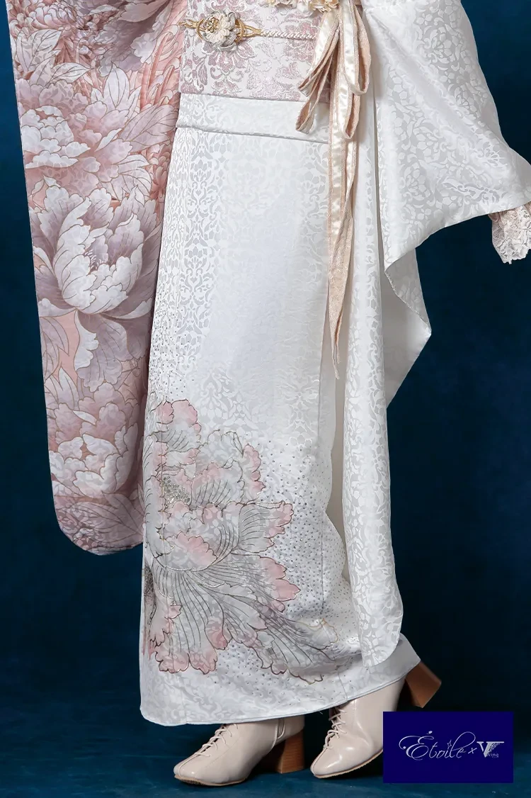 TAKAZENのレンタル振袖 くすみカラーヴィンテージスタイル　白/ピンク　片身代わり　シンプル　すっきり　グリッター付き　キラキラ　おしゃれ【通販可】K1283