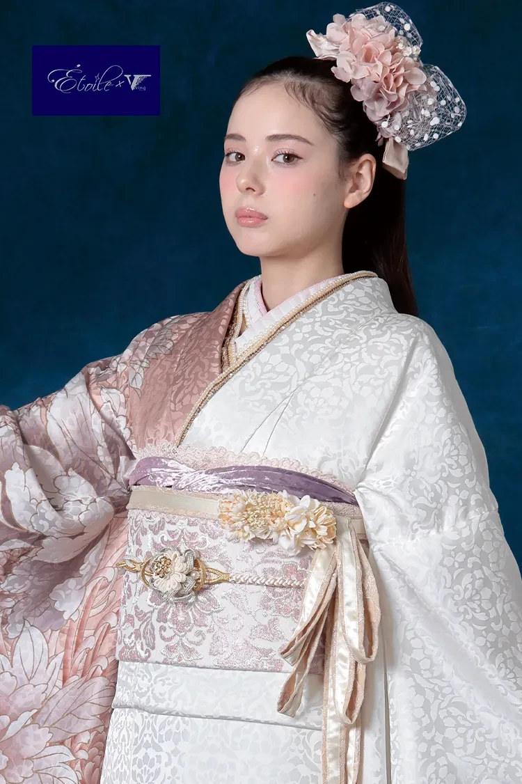 TAKAZENのレンタル振袖 くすみカラーヴィンテージスタイル　白/ピンク　片身代わり　シンプル　すっきり　グリッター付き　キラキラ　おしゃれ【通販可】K1283