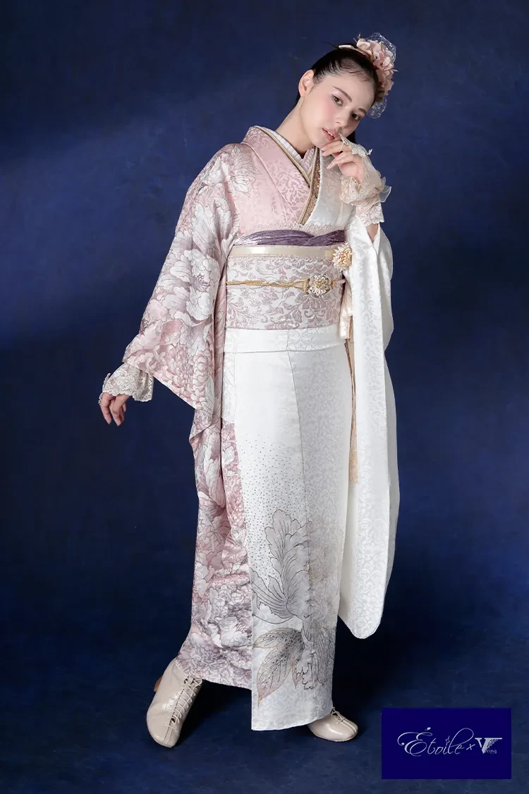 TAKAZENのレンタル振袖 くすみカラーヴィンテージスタイル　白/ピンク　片身代わり　シンプル　すっきり　グリッター付き　キラキラ　おしゃれ【通販可】K1283