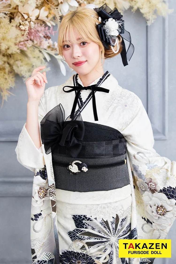 TAKAZENのレンタル振袖 安くてお得！九重×中村里砂ブランド振袖　白/黒/モノトーン　おしゃれ　今どき　アンティーク調【通販可】K380