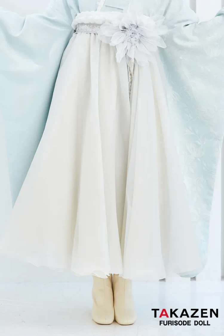 TAKAZENのレンタル袴 ヴィンテージスタイル袴　水色　スカッとした色合い　フロッキー生地　おしゃれ　かわいい　お花付きドレス袴　白宮みずほ【通販可】LH5