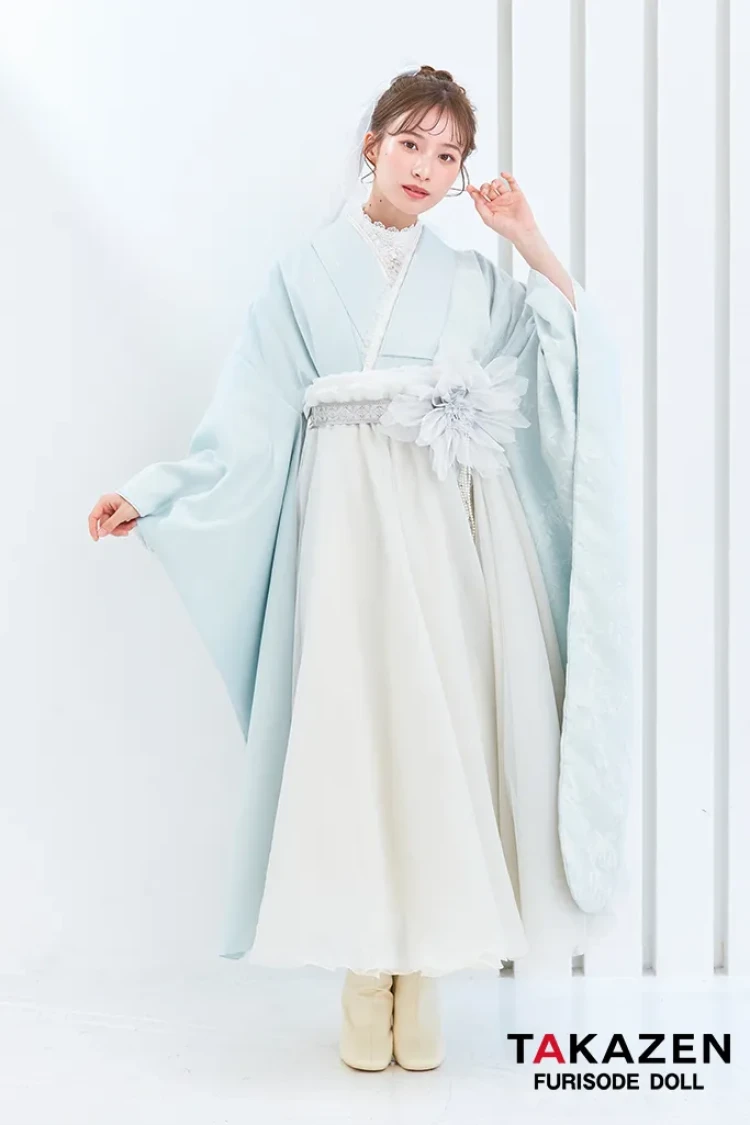 TAKAZENのレンタル袴 ヴィンテージスタイル袴　水色　スカッとした色合い　フロッキー生地　おしゃれ　かわいい　お花付きドレス袴　白宮みずほ【通販可】LH5