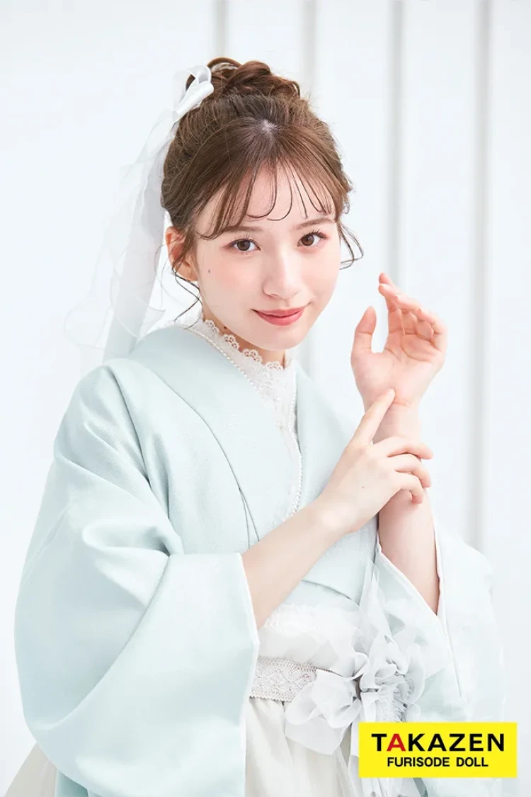 TAKAZENのレンタル袴 ヴィンテージスタイル袴　水色　スカッとした色合い　フロッキー生地　おしゃれ　かわいい　お花付きドレス袴　白宮みずほ【通販可】LH5