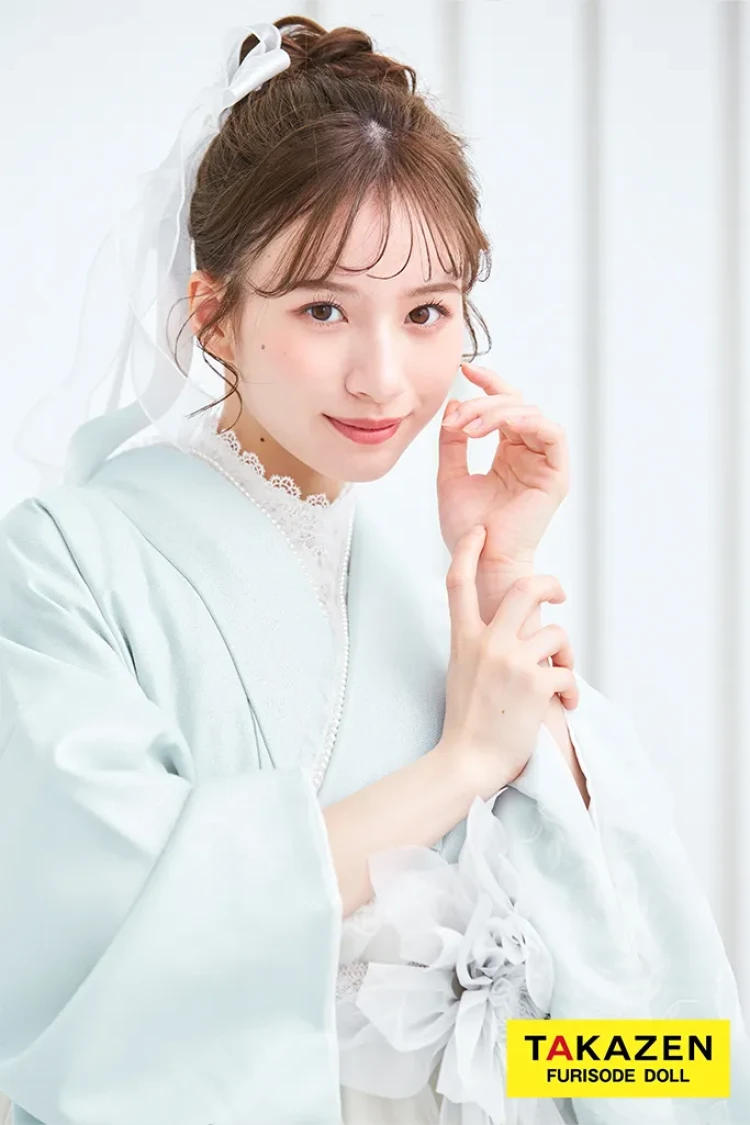 TAKAZENのレンタル袴 ヴィンテージスタイル袴　水色　スカッとした色合い　フロッキー生地　おしゃれ　かわいい　お花付きドレス袴　白宮みずほ【通販可】LH5