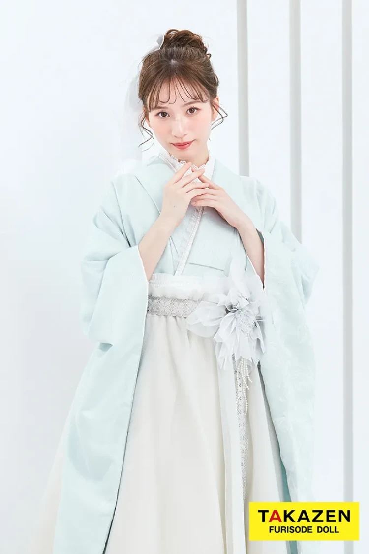 TAKAZENのレンタル袴 ヴィンテージスタイル袴　水色　スカッとした色合い　フロッキー生地　おしゃれ　かわいい　お花付きドレス袴　白宮みずほ【通販可】LH5