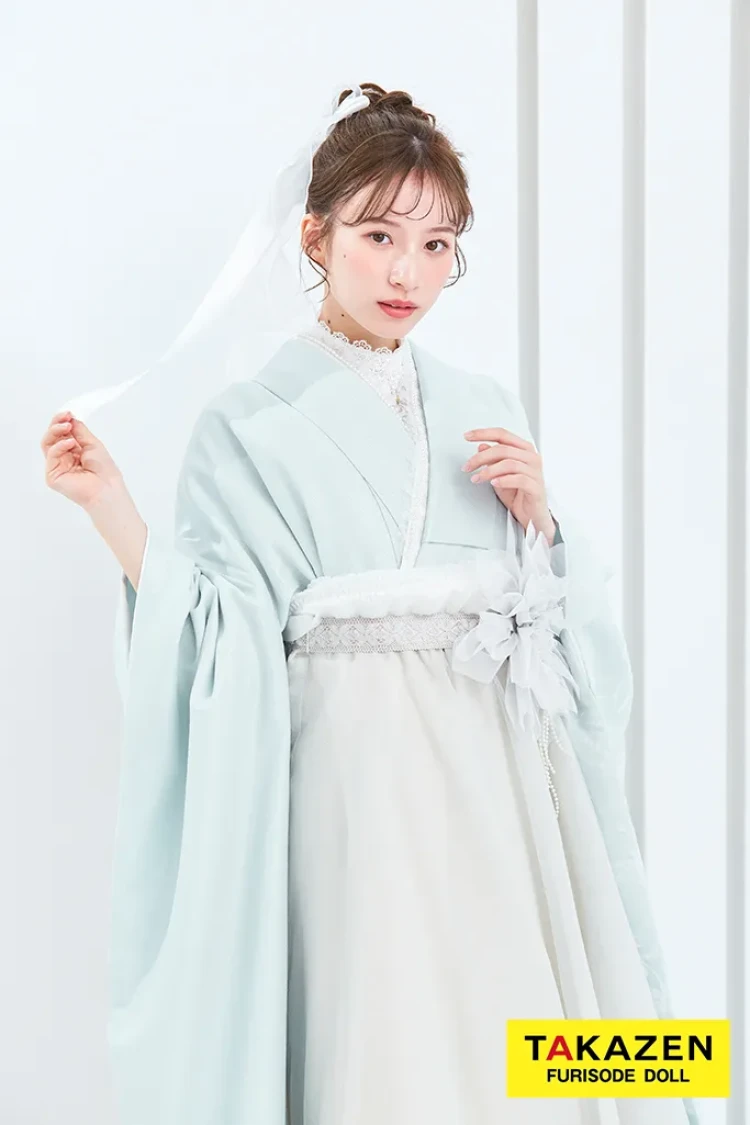 TAKAZENのレンタル袴 ヴィンテージスタイル袴　水色　スカッとした色合い　フロッキー生地　おしゃれ　かわいい　お花付きドレス袴　白宮みずほ【通販可】LH5