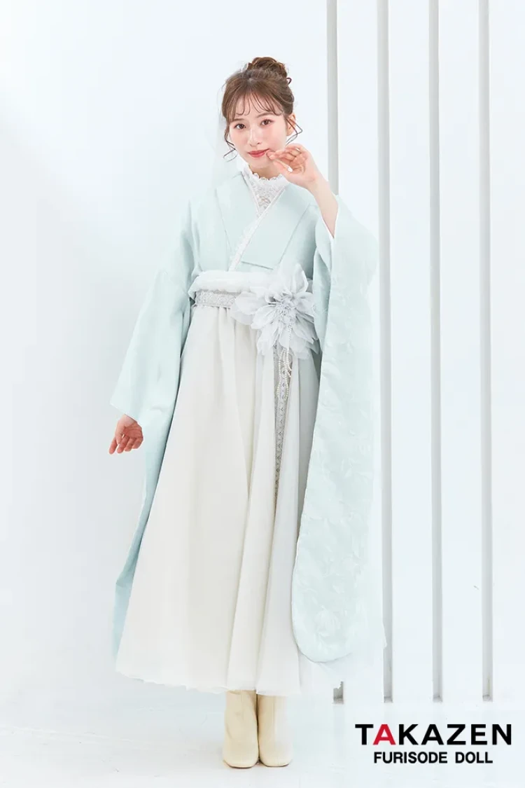 TAKAZENのレンタル袴 ヴィンテージスタイル袴　水色　スカッとした色合い　フロッキー生地　おしゃれ　かわいい　お花付きドレス袴　白宮みずほ【通販可】LH5