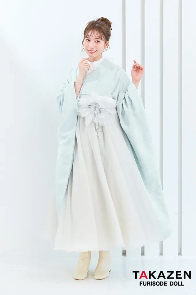 TAKAZENのレンタル袴 ヴィンテージスタイル袴　水色　スカッとした色合い　フロッキー生地　おしゃれ　かわいい　お花付きドレス袴　白宮みずほ【通販可】LH5