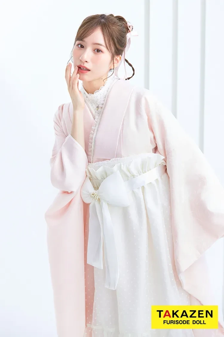 TAKAZENのレンタル袴 ヴィンテージスタイル袴　ピンク　淡い色　フロッキー生地　おしゃれ　かわいい　リボン付きドレス袴　白宮みずほ【通販可】LH6