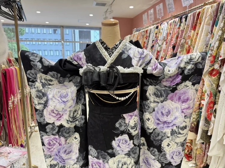 TAKAZEN姫路店　姫路市　成人式振袖　振袖レンタル　コスメカラー振袖　ヘップバーン　黒振袖　リボン　