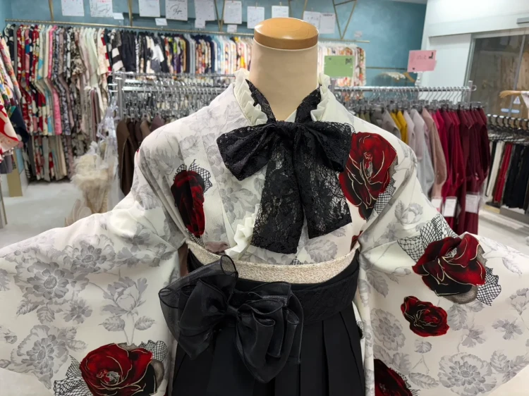 玉城ティナ×紅一点ブランド袴　くすみベージュ/ブラウン/ダスティーカラー　洋風　ヴィンテージスタイル　流行