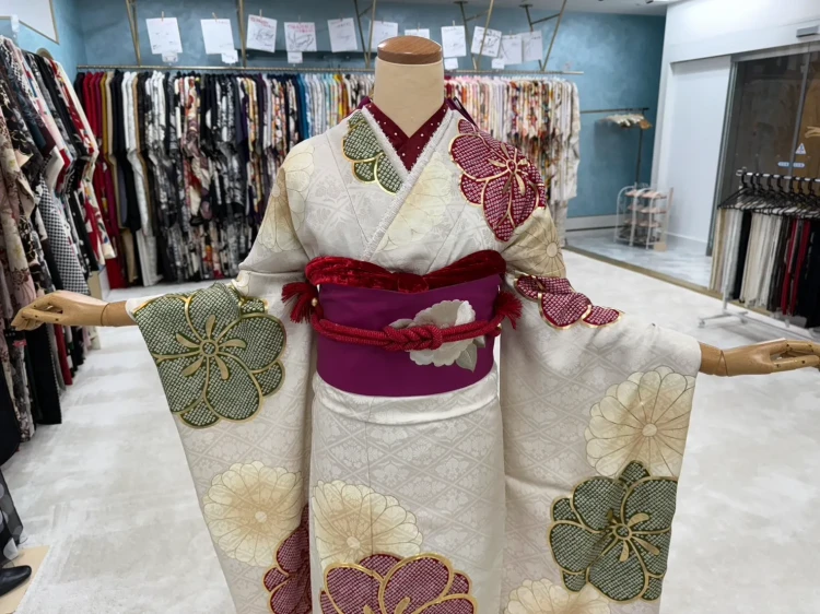 正統派古典　オフホワイト/赤/緑　ねじり梅柄　シンプル　大柄　上品　高身長さんにもおすすめの振袖　くすみ系　南琴奈