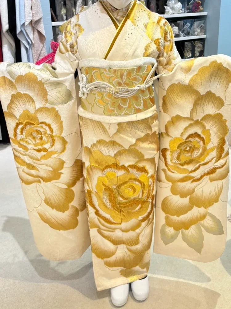 モード系　白/金(ゴールド)　薔薇柄/大柄　綺麗め　派手　かっこいい振袖　人と被らない　キラキラスワロフスキー付き　ギャル　目立つ　伊藤桃々