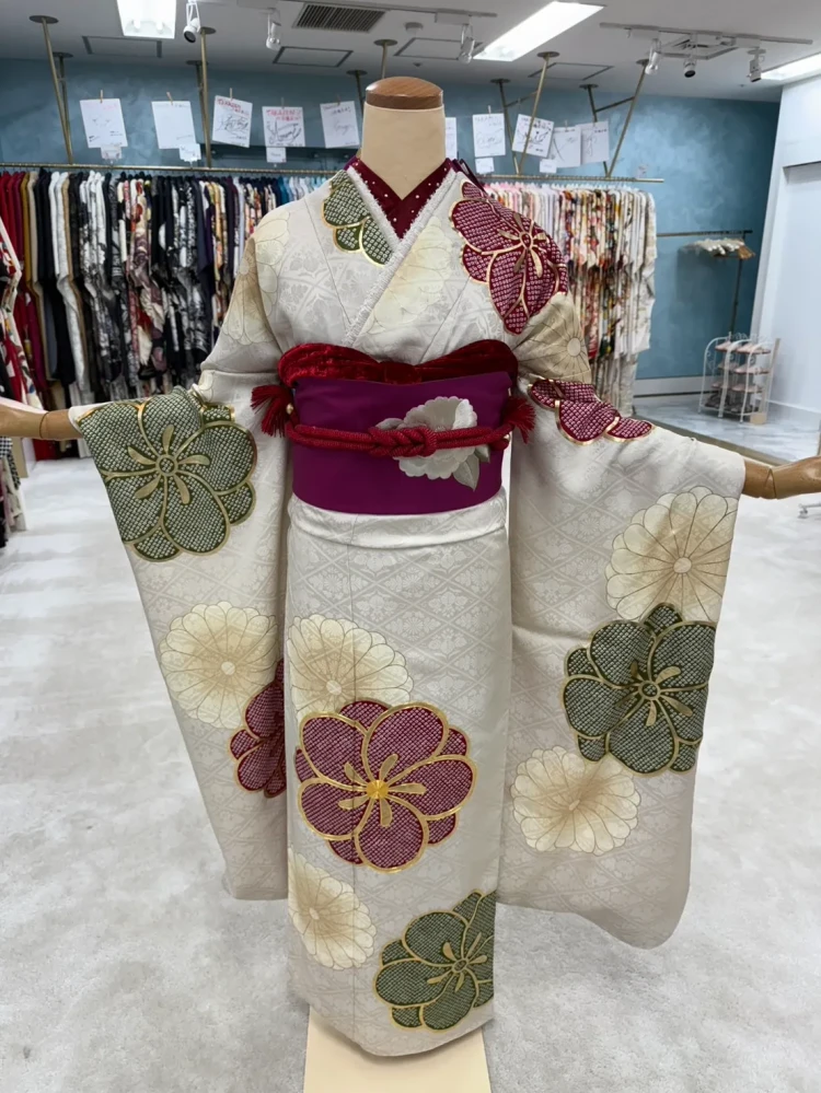 正統派古典　オフホワイト/赤/緑　ねじり梅柄　シンプル　大柄　上品　高身長さんにもおすすめの振袖　くすみ系　南琴奈