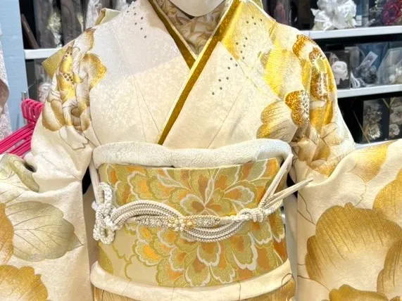 モード系　白/金(ゴールド)　薔薇柄/大柄　綺麗め　派手　かっこいい振袖　人と被らない　キラキラスワロフスキー付き　ギャル　目立つ　伊藤桃々