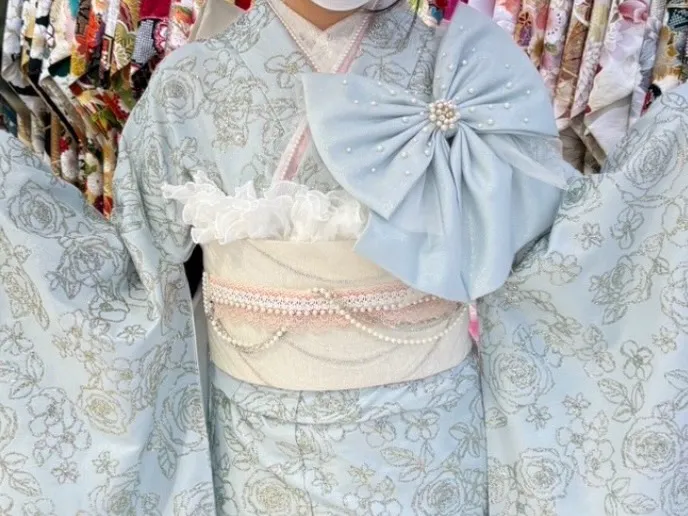 成人式　振袖レンタル　大阪　堺　ヘップバーン　シュシュ　水色　バラ柄　キラキラ　グリッター　リボン付き　かわいい　派手　目立つ