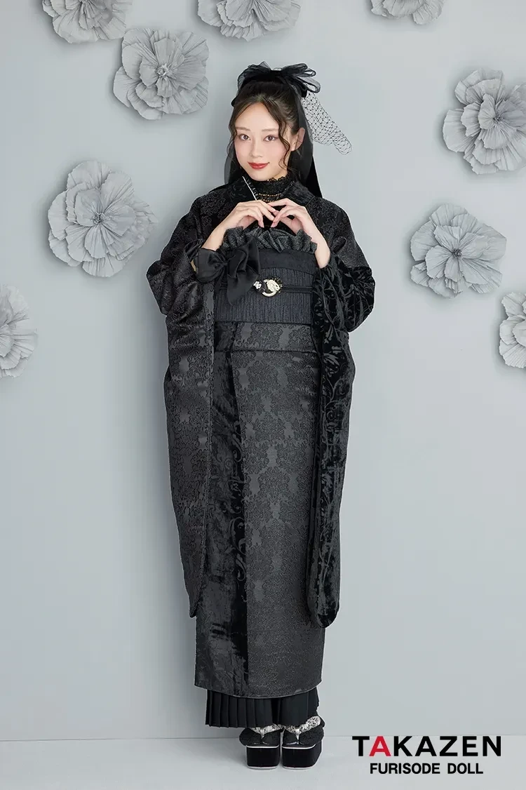 TAKAZEN奈良　振袖　レンタル　成人式　くすみカラーレトロ　黒　ジャガード生地/ベルベット　お洒落　アンティーク調　レースインナー/プリーツスカート　佐藤不二子