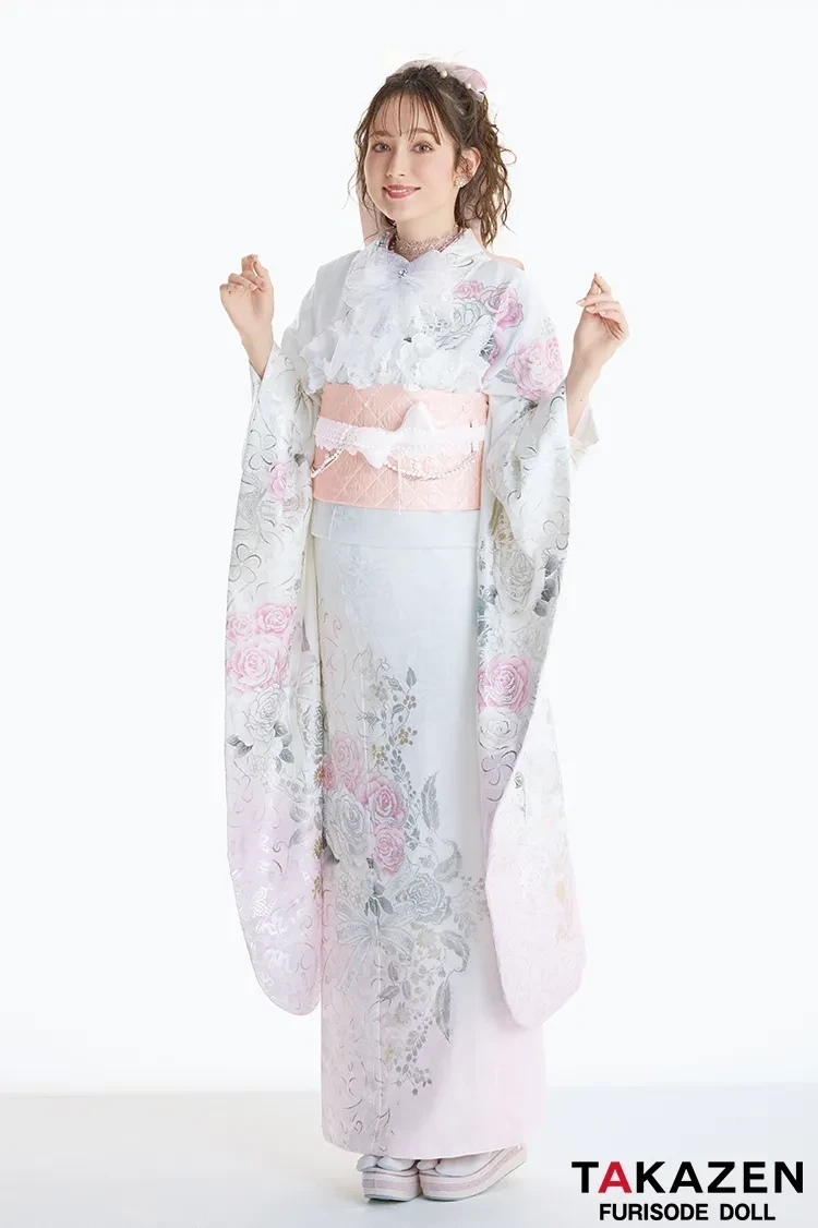 成人式　振袖　振袖レンタル　東京　表参道　ゴージャス　大人っぽい振袖　白地　ピンクのバラ　スワロフスキーの付いたキラキラなバラ　目立つ