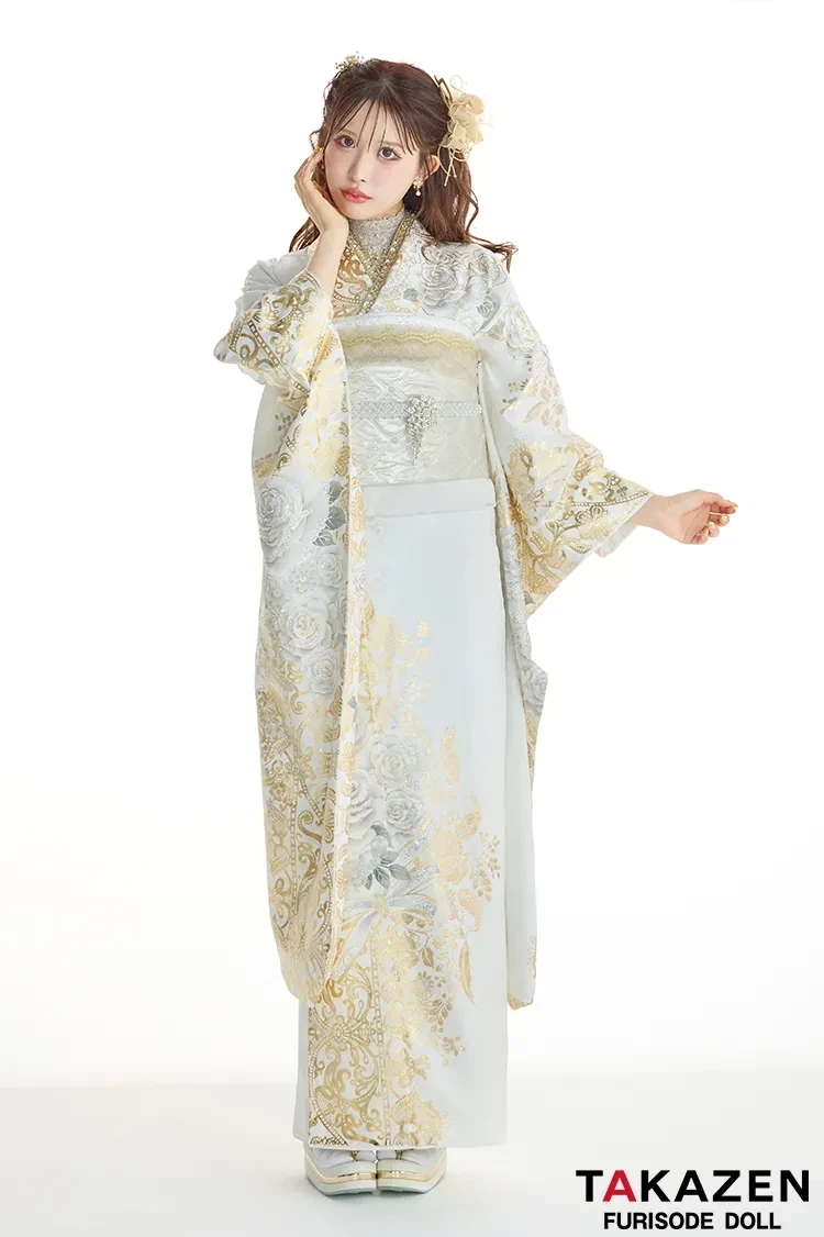 成人式　振袖　振袖レンタル　東京　表参道　ゴージャス　大人っぽい振袖　白地　金のバラ　スワロフスキーの付いたキラキラなバラ　目立つ