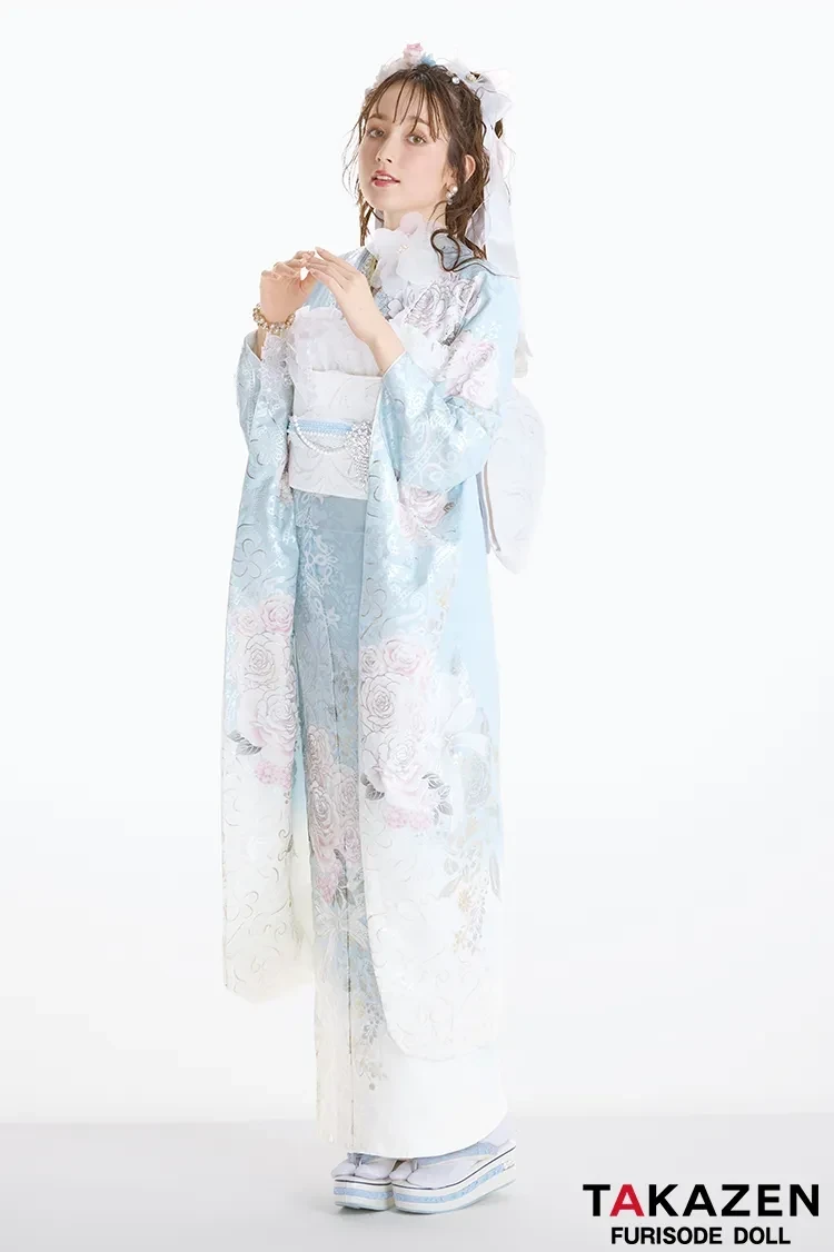 成人式　振袖　振袖レンタル　東京　表参道　ゴージャス　大人っぽい振袖　青地　ピンクのバラ　スワロフスキーの付いたキラキラなバラ　目立つ