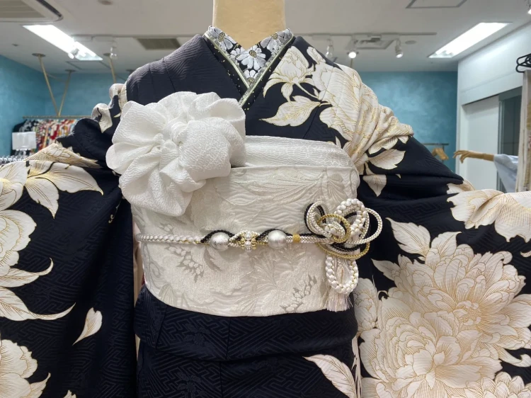 振袖レンタル　成人式　なんば　心斎橋　天王寺　大阪　人気　黒/黒ベース　吉祥文様　大人っぽい　渋い　かっこいい　シック