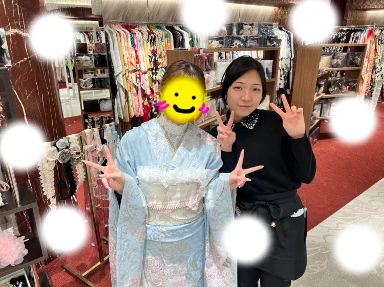 成人式　振袖　振袖レンタル　東京　表参道　ゴージャス　大人っぽい振袖　青地　ピンクのバラ　スワロフスキーの付いたキラキラなバラ　目立つ