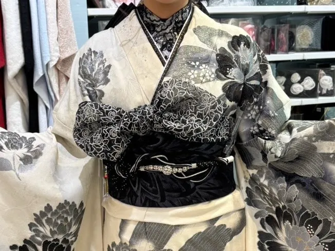 成人式　振袖レンタル　大阪　堺　モード　白　黒　シルバー　銀　牡丹柄　花魁風　渋い　かっこいい　派手　目立つ　モノトーン　クール