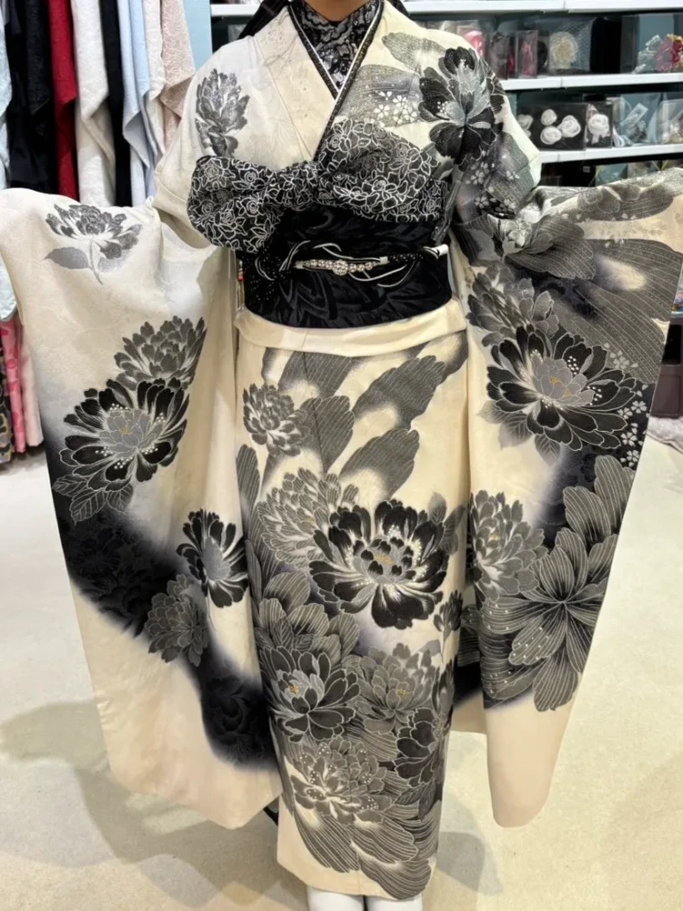成人式　振袖レンタル　大阪　堺　モード　白　黒　シルバー　銀　牡丹柄　花魁風　渋い　かっこいい　派手　目立つ　モノトーン　クール