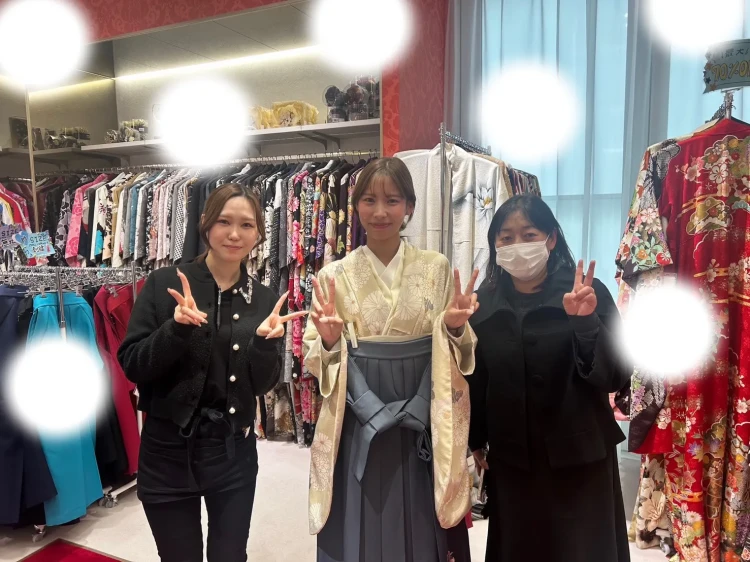 卒業式　くすみカラー　袴　白色　紺色