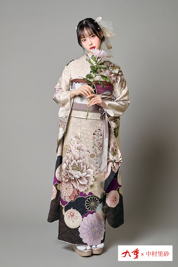 TAKAZENのレンタル振袖 九重×中村里砂ブランド振袖　ベージュ/ダスティーカラー　牡丹柄　大柄　大人っぽい　きれいめ　くすみ系【通販可】K1293