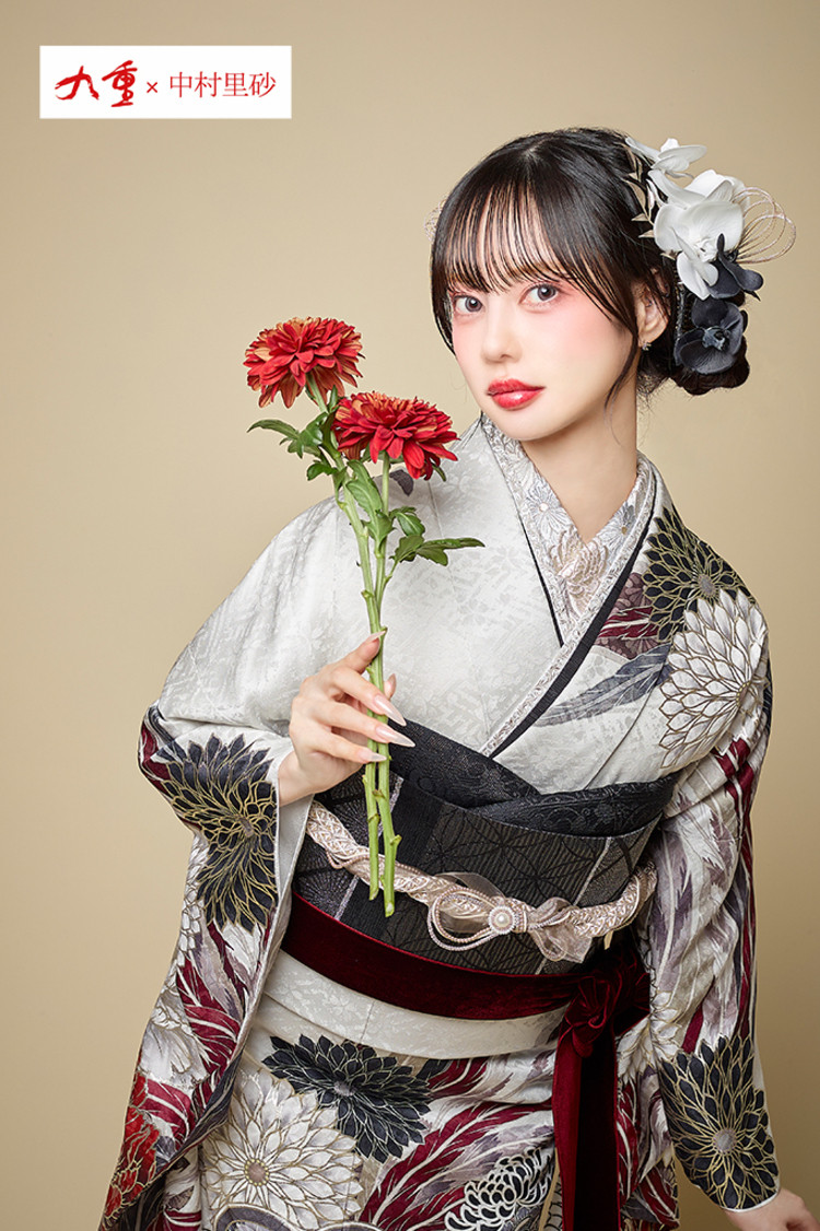 TAKAZENのレンタル振袖 九重×中村里砂ブランド振袖　オフホワイト/赤　菊柄　大柄　大人っぽい　かっこいい　和柄【通販可】K1298