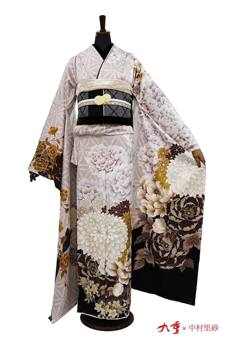 TAKAZENのレンタル振袖 九重×中村里砂ブランド振袖　ベージュ/ダスティーカラー/ニュアンスカラー　菊柄　大柄　上品　古典　人と被らない【通販可】K1303