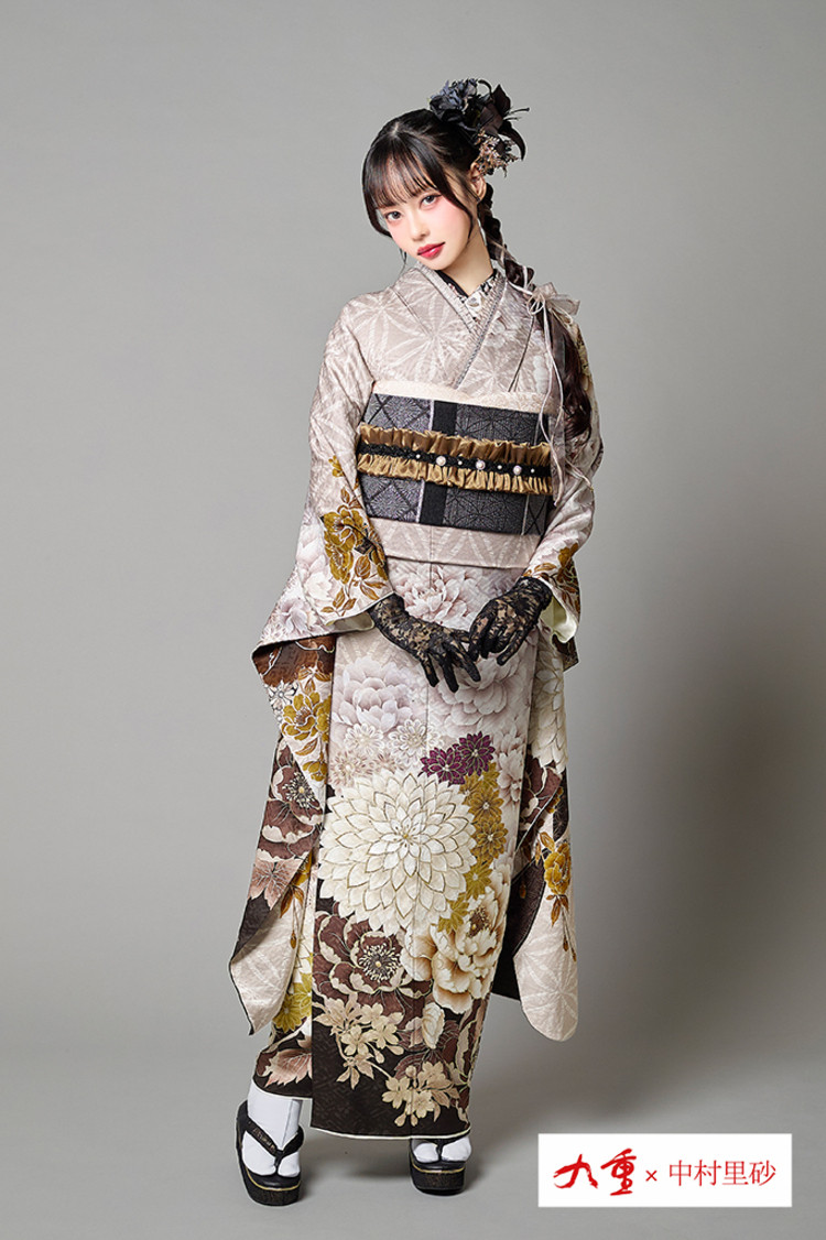 TAKAZENのレンタル振袖 九重×中村里砂ブランド振袖　ベージュ/ダスティーカラー/ニュアンスカラー　菊柄　大柄　上品　古典　人と被らない【通販可】K1303