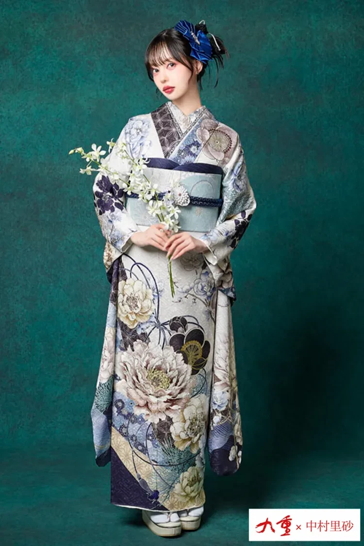 上品な水色の牡丹の振袖フルセット くすみカラーガーリー 水色/アイスブルー/淡い色 牡丹柄 かわいい 流行